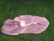 Стейк из окорока кабана на кости