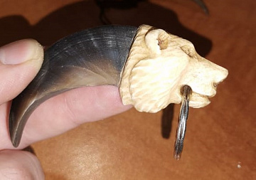 Коготь медведя с головой из рога лося Фото Коготь медведя с головой из рога лося