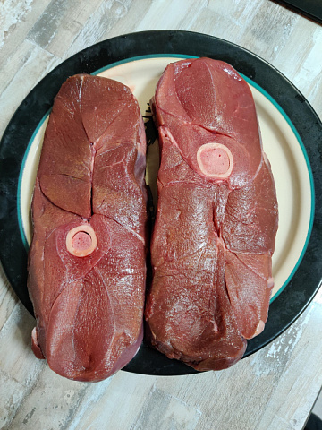 Стейк из окорока северного оленя на кости 400-800 гр Фото Стейк из окорока северного оленя на кости 400-800 гр